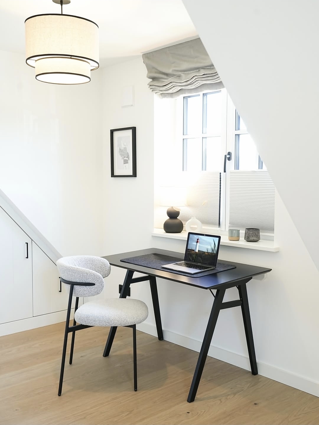 Eigenes Büro mit Schreibtisch im Haus Marit