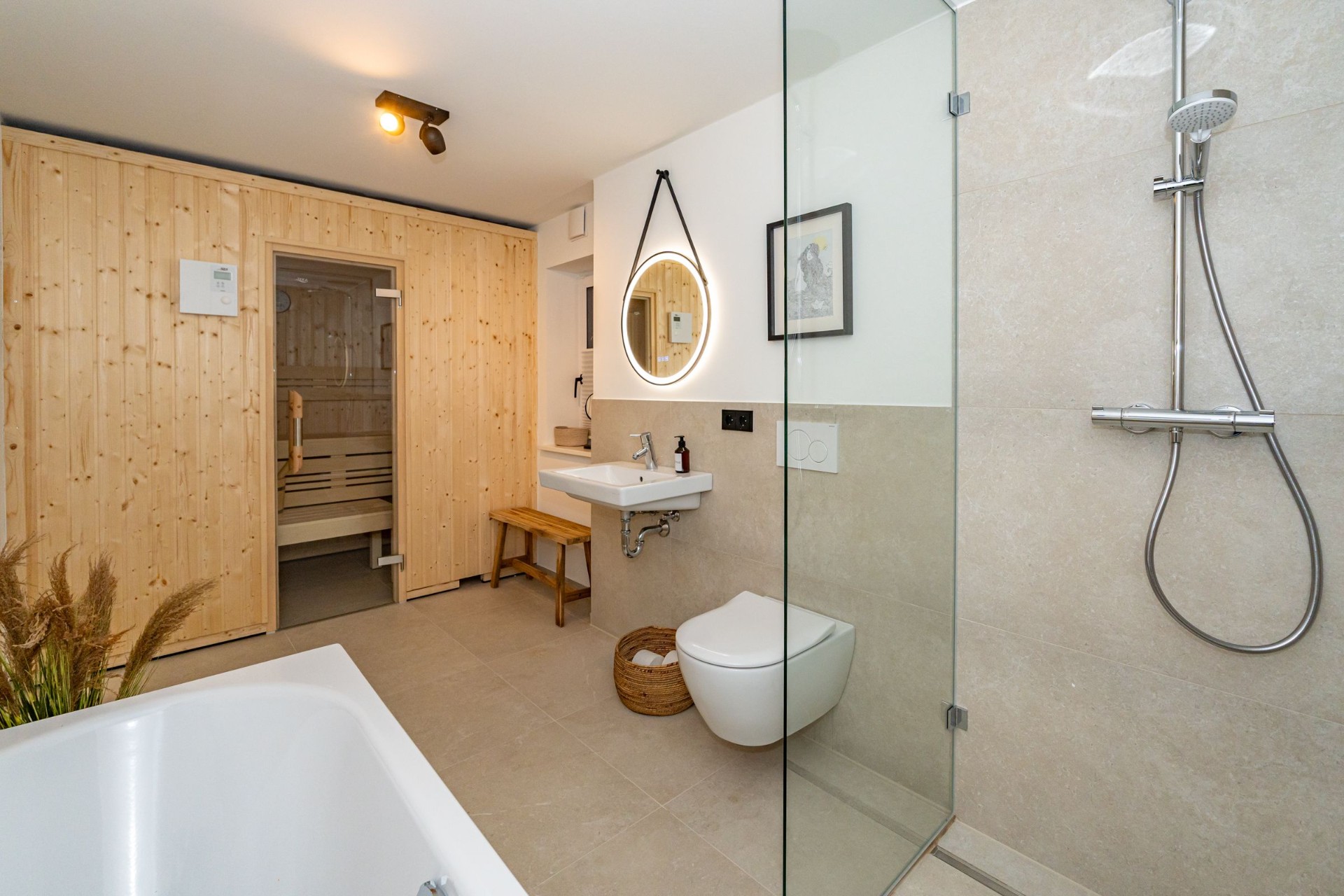 Badezimmer mit Zugang zur Sauna